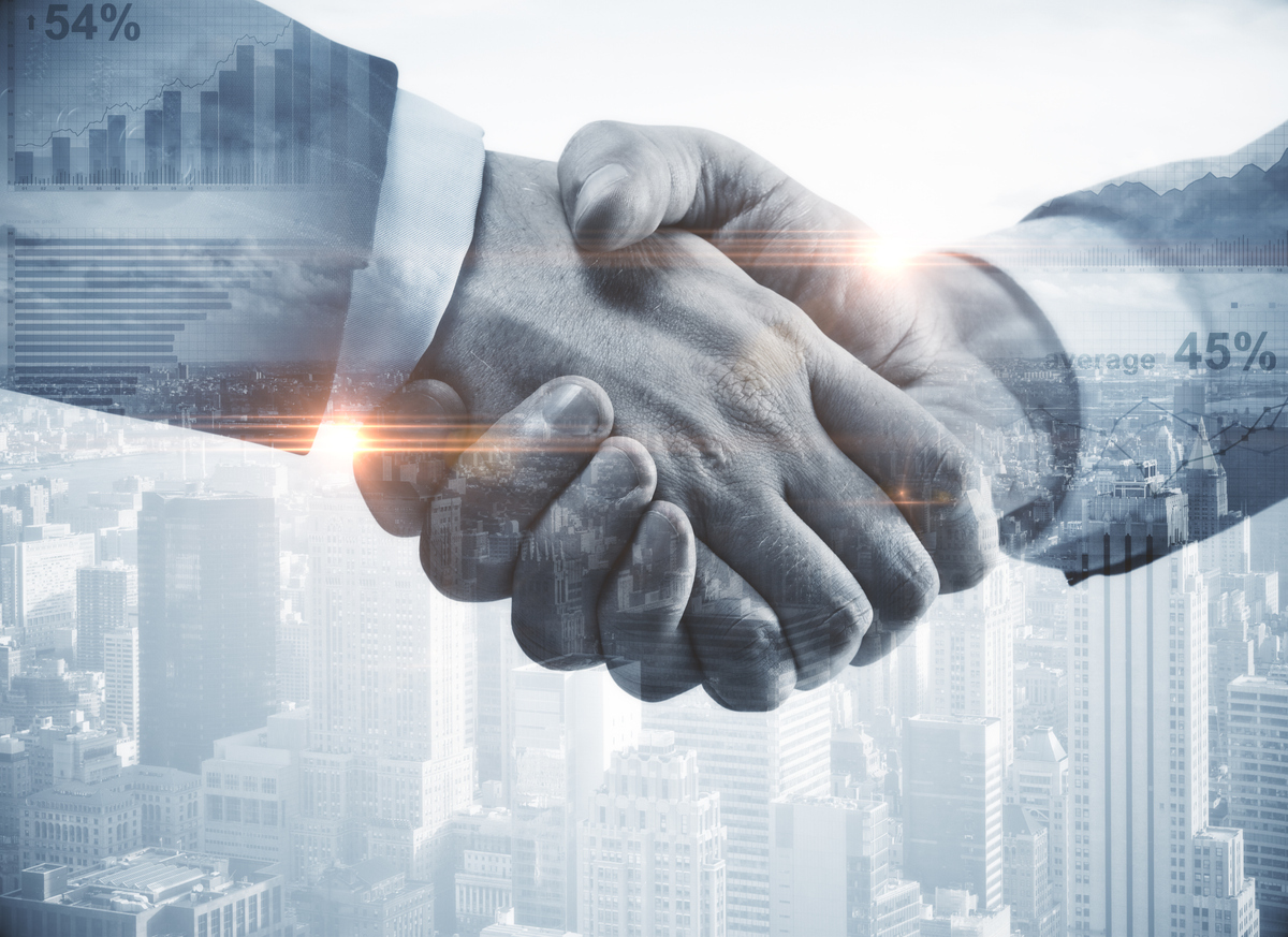 Para biznesmenów prowadzi wideokonferencję z dostawcą pokazując dokumenty na ekranie