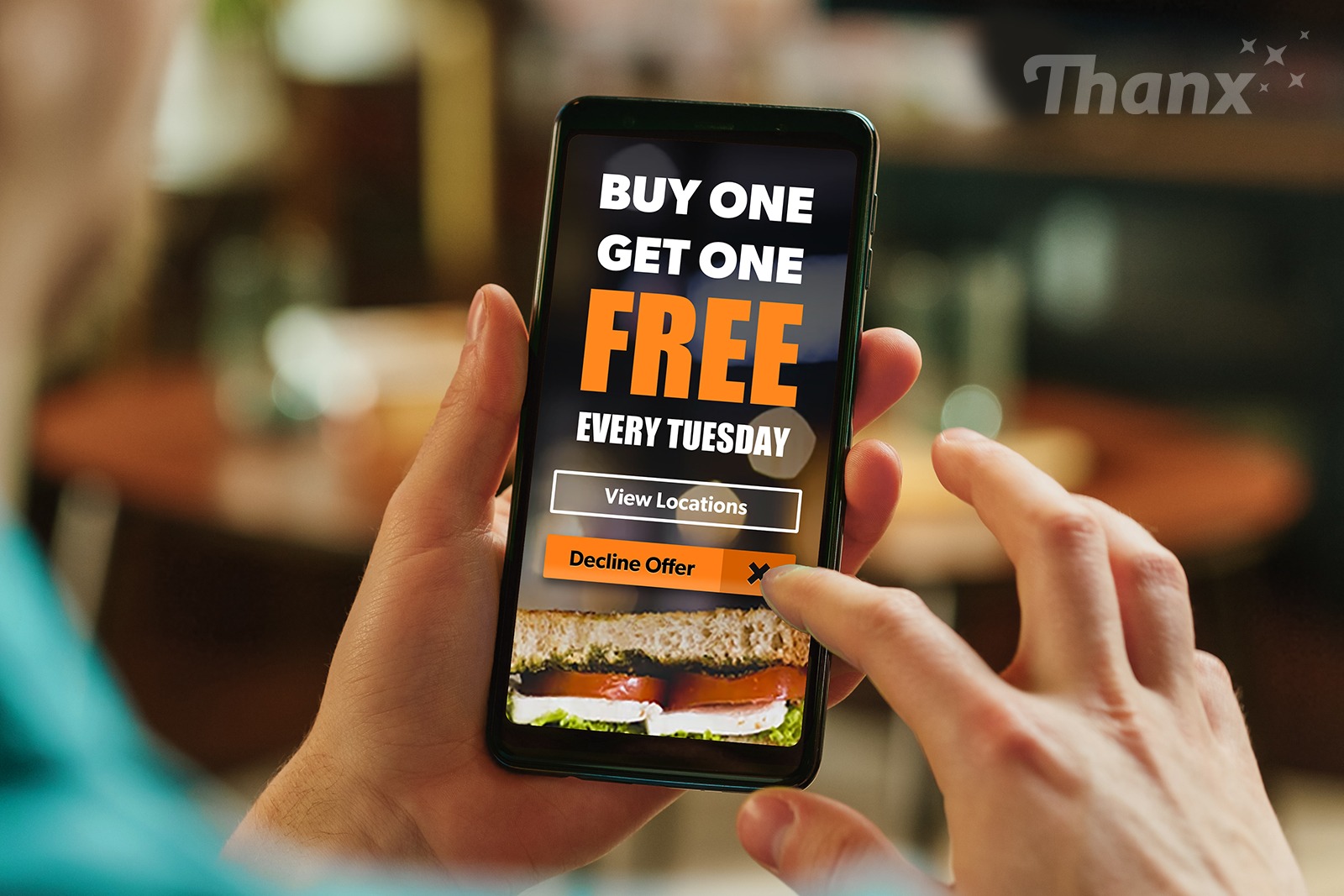 Powiadomienie push na telefonie z ofertą specjalną i dodatkowymi punktami do zdobycia