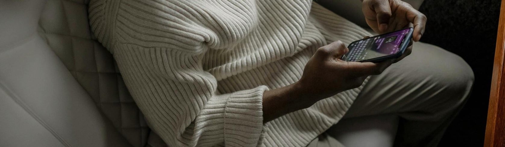 Formularz rejestracji online z polami na email, hasło i potwierdzenie regulaminu