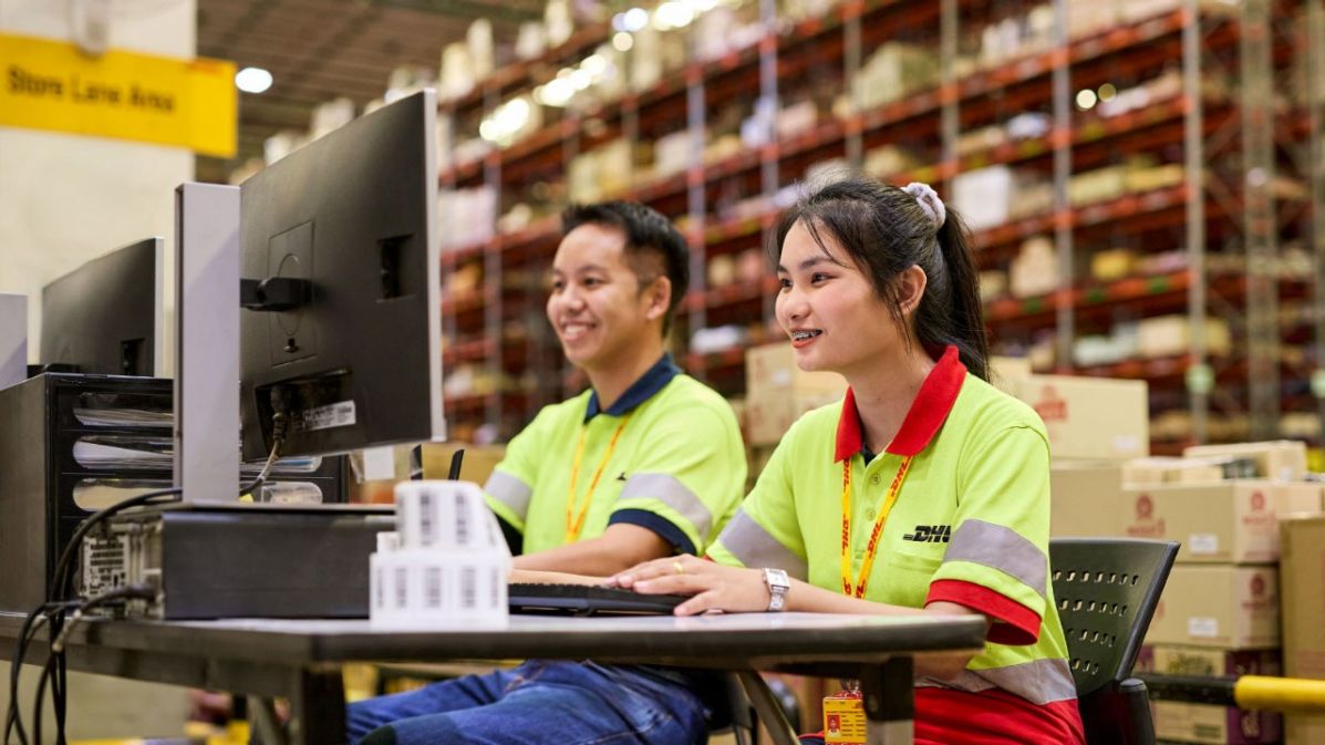 Nowoczesny magazyn z robotami AGV transportującymi palety między regałami wysokiego składowania