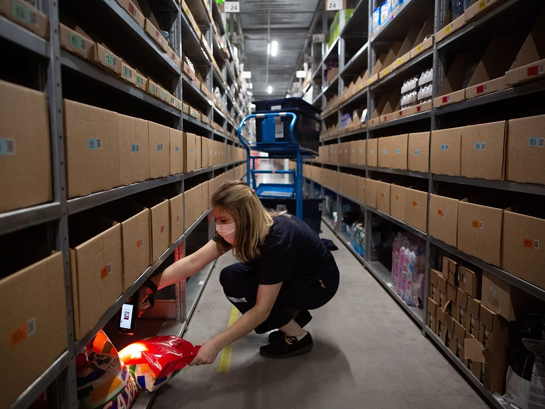 Wykres słupkowy porównujący koszty przed i po optymalizacji z spadającą czerwoną linią