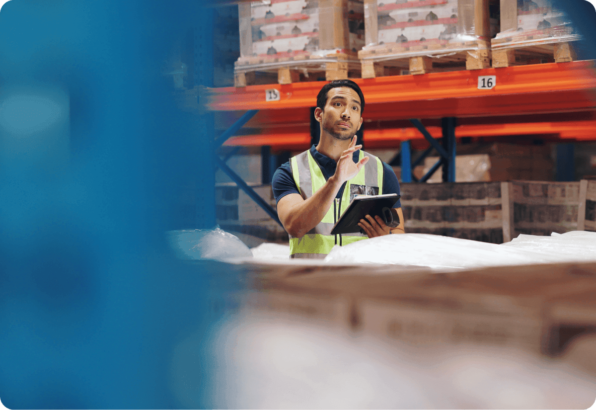 Drony dostarczające paczki do klienta z widokiem na miasto i magazyn w tle