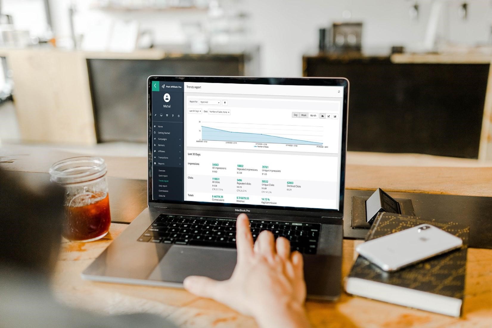 Diagram partnerstw afiliacyjnych łączących merchantów klientów i afiliantów