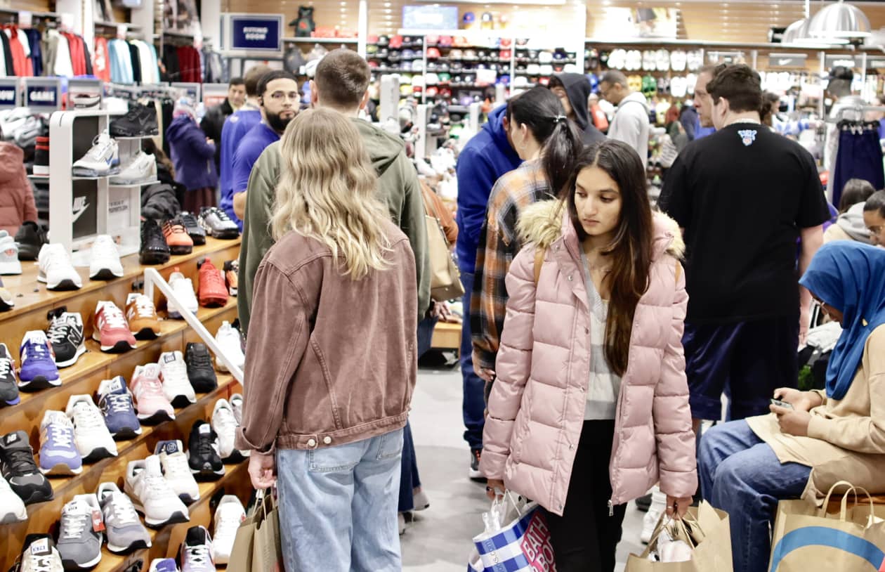 Koszyk zakupowy z produktami i etykietami częstotliwości zakupów obok diagramu kołowego